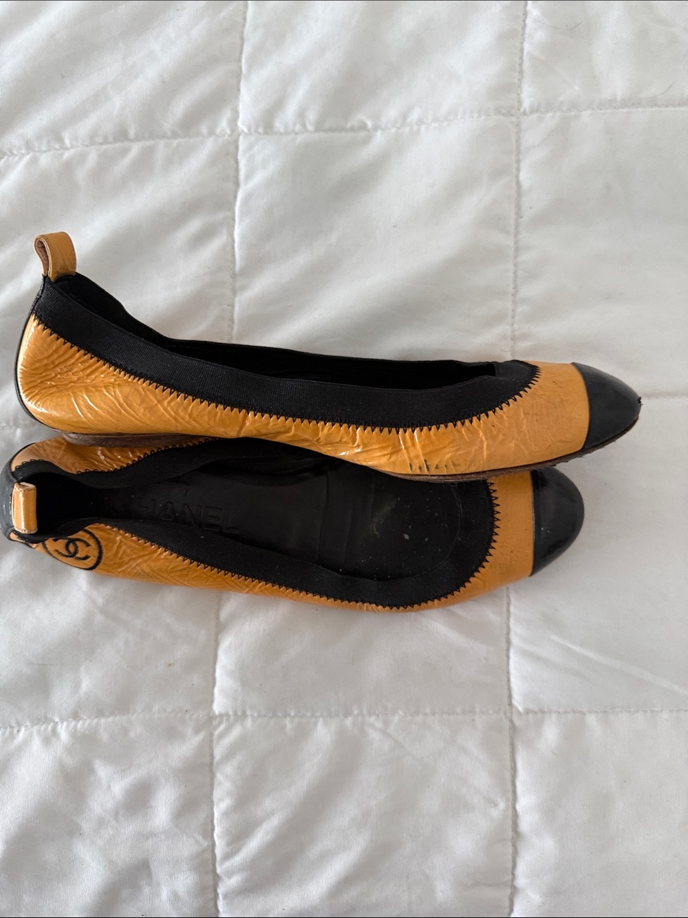 CHANEL Tan and Black Cap-Toe Ballet Flats - Picture 4 of 5